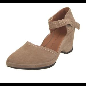 L’Amour Des Pieds suede Orva pumps, Tan suede, 8 medium